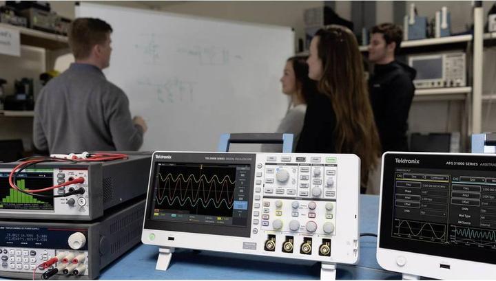 Actual product image Tektronix TBS2202B Digital oscilloscope 200MHz 2 GSa/s 8 Bit 1pc.