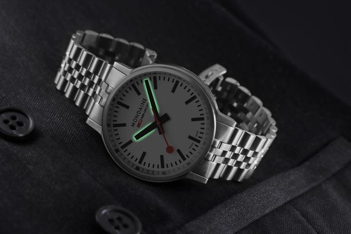 Actual product image Mondaine MST.4101B.SJ Stop2go Horloge - Station clock - Saffier glass - Staal - Zilver - 41 mm breed - (Swiss made, 41 mm)
