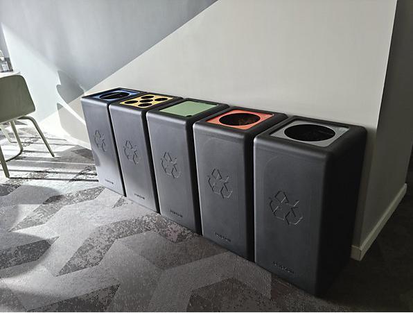 Produktbild ReinigungsBerater Mülltrennsystem BrickBin Papier Behälter schwarz blau 65 L integrierte Beutelhalterung, aus recycel (65 l)