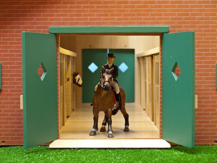 Actual product image Sombo Stable with 7 horse boxes