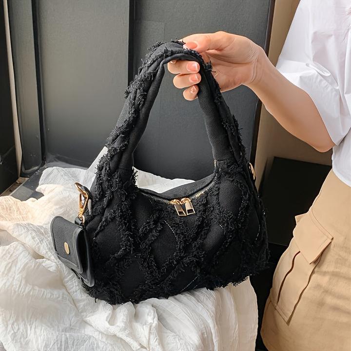 Actual product image Only-Bags.Store Umhängetasche aus Denim mit Rautenmuster und Fransendetail - Stylische Halbmond-Achselhöhlentasche