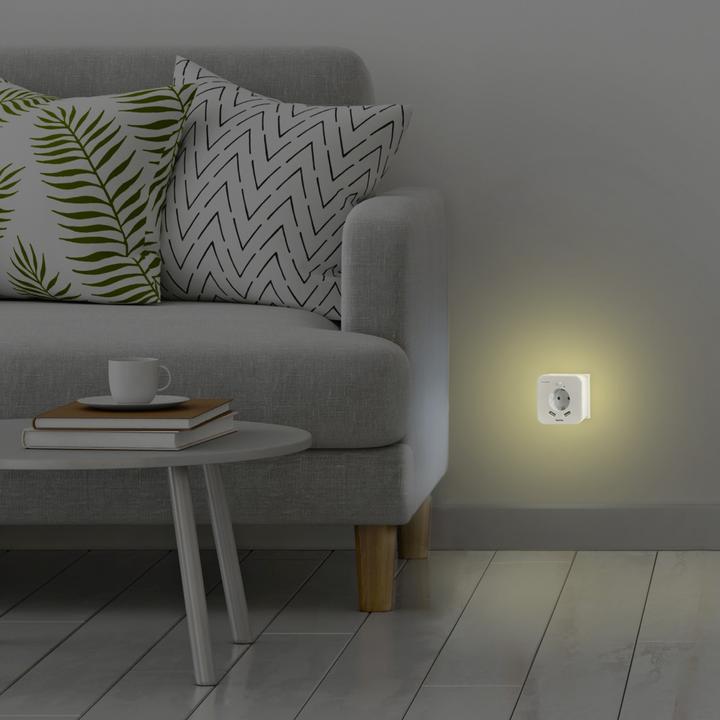 Produktbild Hama LED-Nachtlicht mit Steckdose, 2 USB-Ausgänge, Bewegungsmelder, Lichtsensor