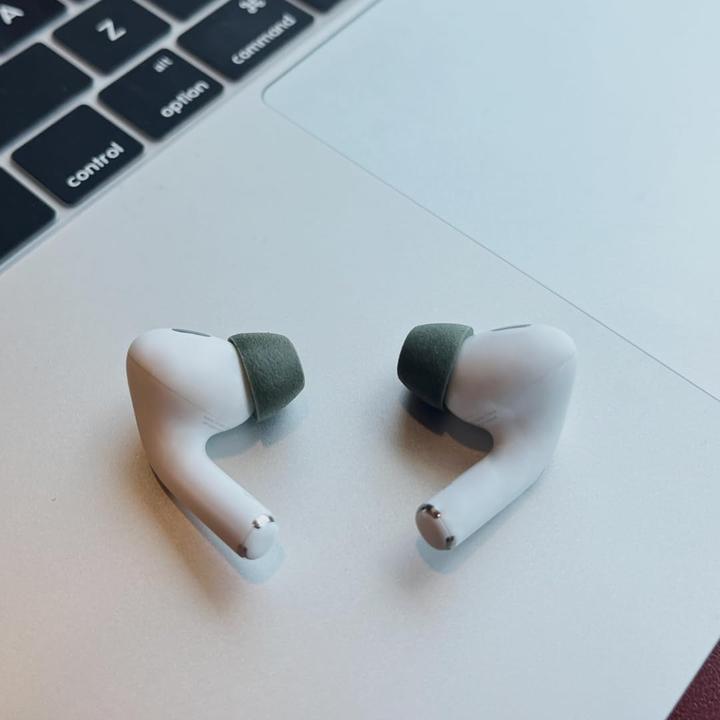 Actual product image RØDE Airpods ProGen1&2 Electric Green Small