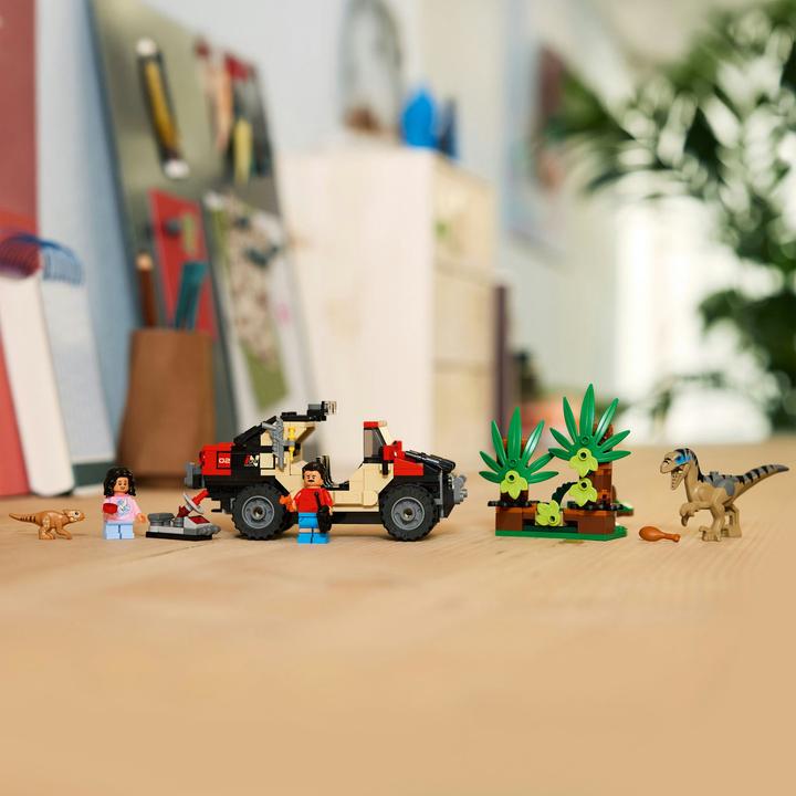 Produktbild LEGO Raptor: Verfolgungsjagd mit dem Geländewagen (76972, LEGO DC)