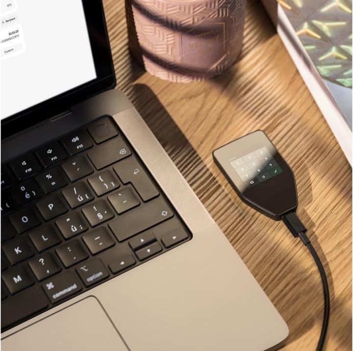 Produktbild Trezor Safe 5 - Black Graphite (Bitcoin, Ethereum Classic, Cardano, Dogecoin, Litecoin, Bitcoin Cash, Stellar, Weitere)