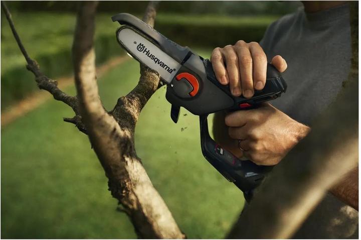 Actual product image Husqvarna Aspire P5-P4A+B45/C70 cordless pruning saw (Battery chain saw)