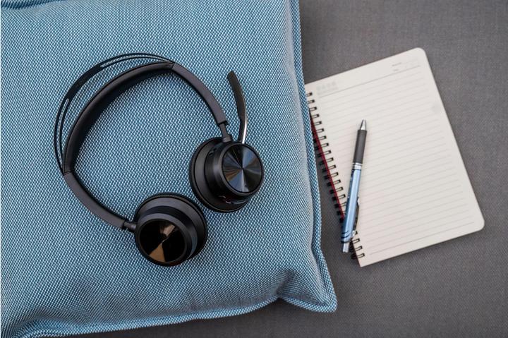 Image du produit HP POLY Voyager Focus 2 USB-C-C Headset +USB-C/A Adapter +Charging Stand