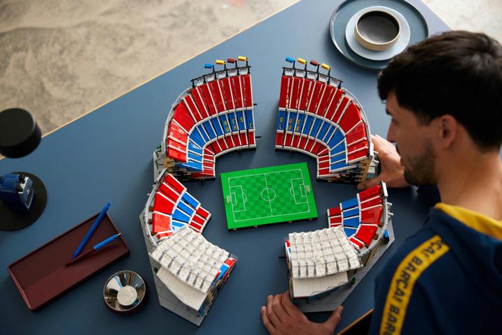 Image du produit LEGO Le Camp Nou - FC Barcelone (10284, LEGO Creator Expert, LEGO difficiles à trouver)