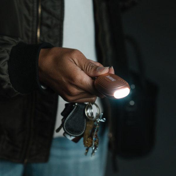 Immagine prodotto Sabre Schrillalarm 2-in-1 Personal Alarm mit LED Licht & Karabinerhaken, bronze