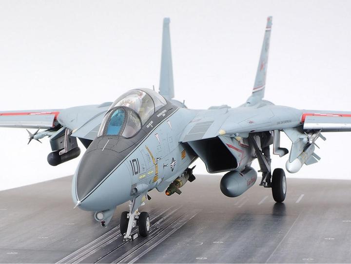 Actual product image Tamiya 1/48 F-14A Tomcat (late) Carrier Launch Set