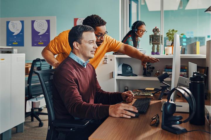 Image du produit HP POLY Voyager Focus 2 USB-C-C Headset +USB-C/A Adapter +Charging Stand