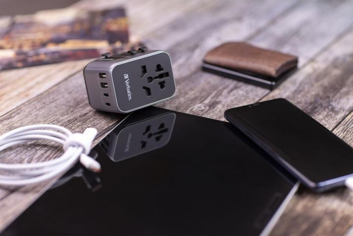 Productafbeelding Verbatim Universele Reisadapter met 1 x USB-C PD 30W & QC 3.0 / 2 x USB-C / 2 x USB-A