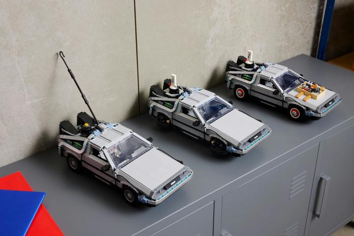 Actual product image LEGO Time machine from Back to the Future (10300, LEGO Icons, LEGO Rare Sets)