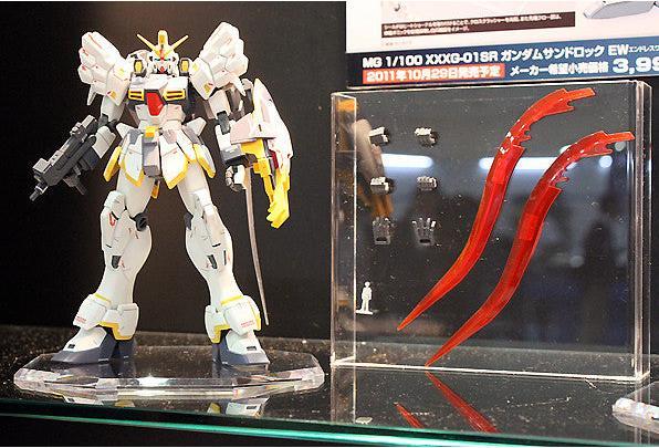 Actual product image Bandai MG 1/100 GUNDAM SANDROCK EW VER. BL