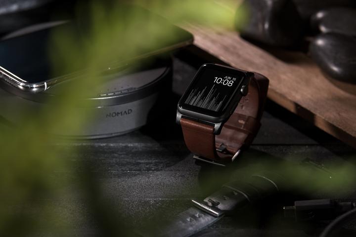 Actual product image Nomad Modern Connector Strap (44 mm, Leather, Stainless steel)