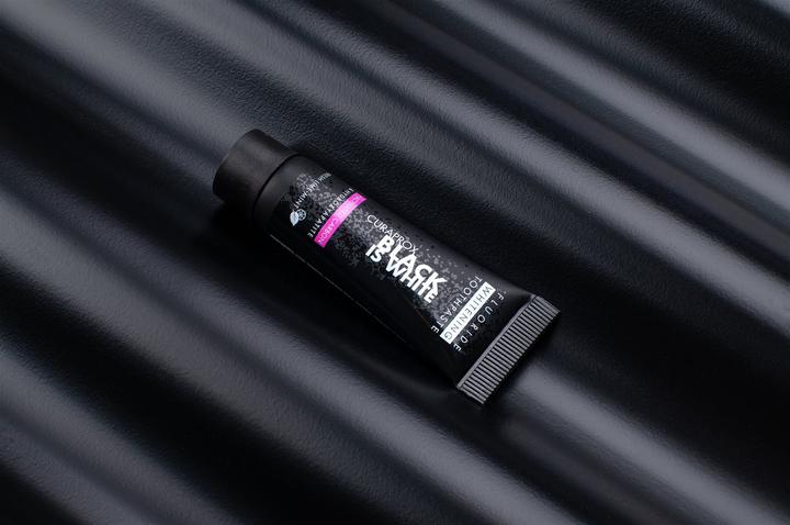 Produktbild Curaprox Black is White (10 ml)