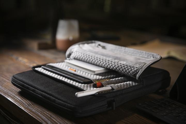 Image du produit tomtoc H13 (9.7-11") Housse pour tablette (iPad Air 2014 (2. Gen), iPad Pro 10.5 2017 (1. Gen), iPad Pro 11 2018 (1. Gen), iPad Air 2019 (3. Gen), iPad Pro 11 2020 (2. Gen), iPad Air 2020 (4. Gen), iPad Pro 10.5 2019 (2ème génération), iPad Air 2022 (5e génération))