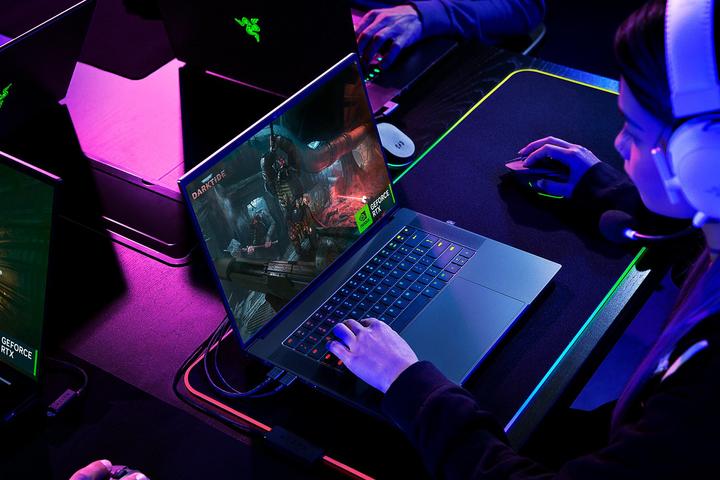 Immagine prodotto Razer Blade 16 (16", Intel Core i9-13950HX, 16 GB, 1000 GB, Ing. Int.)
