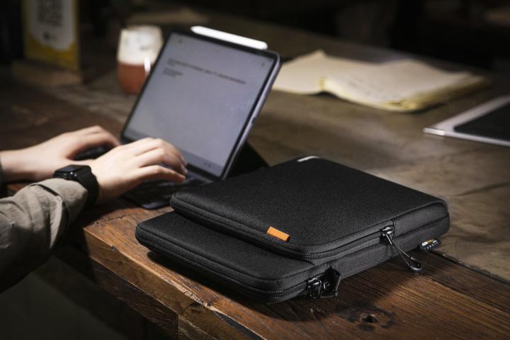 Image du produit tomtoc H13 (9.7-11") Housse pour tablette (iPad Air 2014 (2. Gen), iPad Pro 10.5 2017 (1. Gen), iPad Pro 11 2018 (1. Gen), iPad Air 2019 (3. Gen), iPad Pro 11 2020 (2. Gen), iPad Air 2020 (4. Gen), iPad Pro 10.5 2019 (2ème génération), iPad Air 2022 (5e génération))