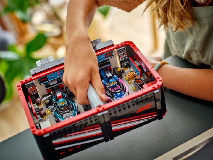 Produktbild LEGO F1 Garage mit Mercedes-AMG & Alpine Rennautos (60444, LEGO City)