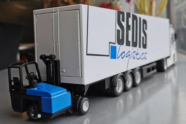Produktbild Bburago Mercedes Lastwagen