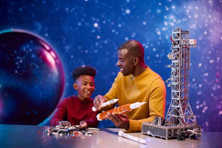 Produktbild LEGO NASA Artemis Startrampe (10341, LEGO Icons, LEGO Seltene Sets)