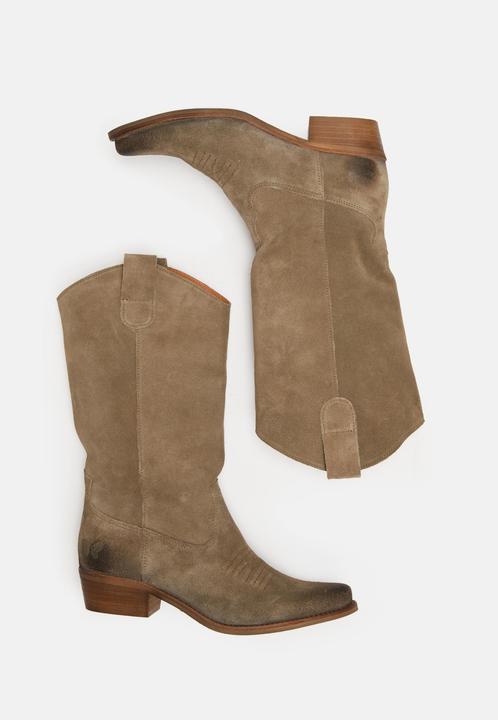 Actual product image Felmini GERBERA 7962 is a remarkable mid-calf cowboy boot with rustic charm and rugged style. (39)