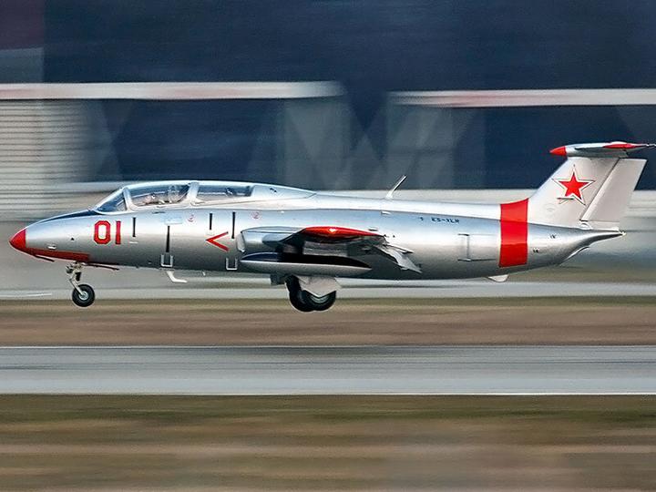 Immagine prodotto Smartbox Nei cieli della Slovacchia: un volo adrenalinico di 30 minuti su un caccia L-29 Dolphin (1 pers.)