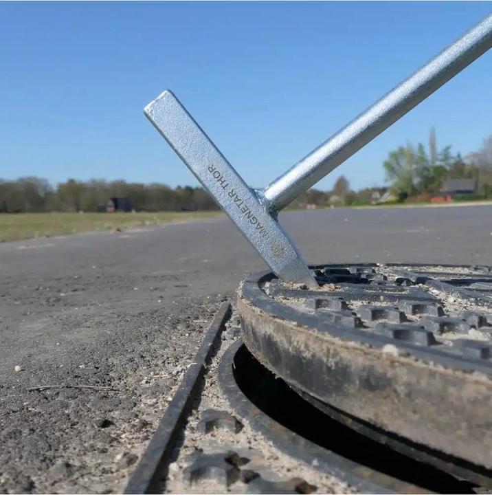 Actual product image Magnetar Thor - Manhole Cover Lifter - Manhole Hook With Hammer