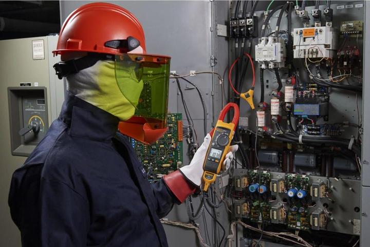 Immagine prodotto Fluke Multimetro manuale, pinza amperometrica di (CAT III 1000V, CAT IV 600V)