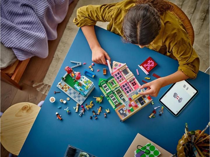 Actual product image LEGO Heartlake City Wohn- und Einkaufsstrasse (42670, LEGO Friends)