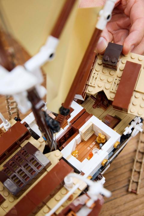 Immagine prodotto LEGO Resistenza (10335, LEGO Icons, Set LEGO rari)