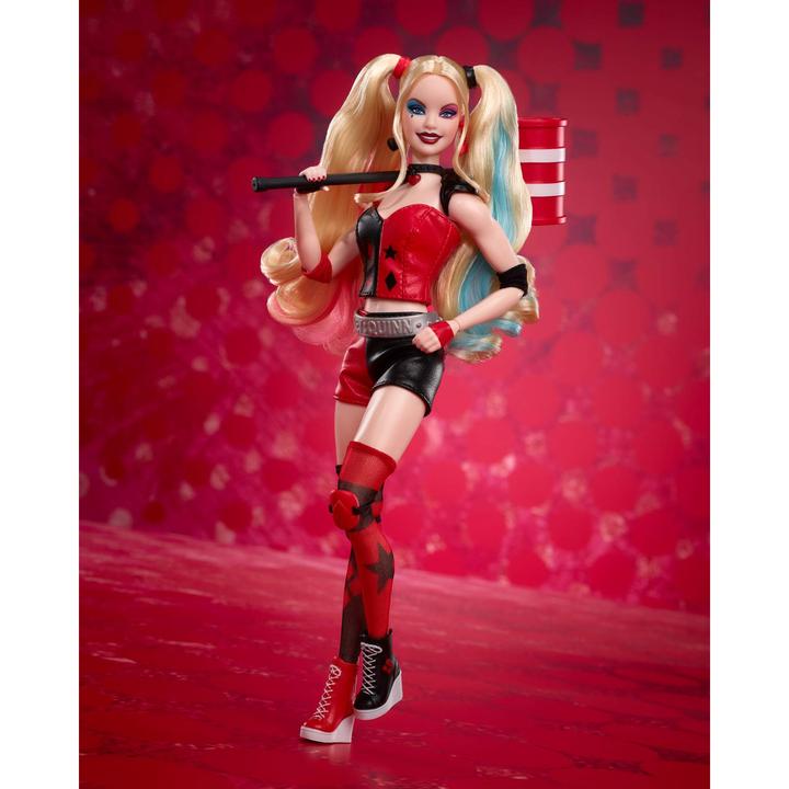 Actual product image Barbie Signature Harley Quinn Sammlerpuppe mit beweglichem Körper, ikonischem Outfit und Schlägel