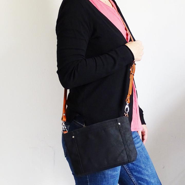 Immagine prodotto Only-Bags.Store Borsa a tracolla in tela cerata, piccola, tracolla in pelle, portafoglio con chiusura a zip