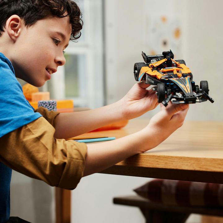 Produktbild LEGO NEOM McLaren Formula E Race Car (42169, LEGO Technic)