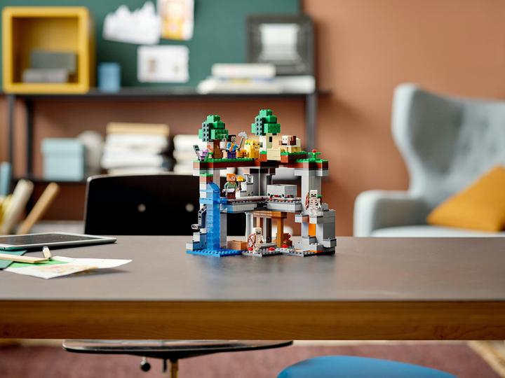 Actual product image LEGO The first adventure (21169, LEGO Minecraft)