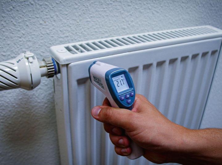 Produktbild BGS Stirn-Fieber-Thermometer kontaktlos, Infrarot für Personen + Objekt-Messung 0 - 100° (Berührungslos, Stirn)