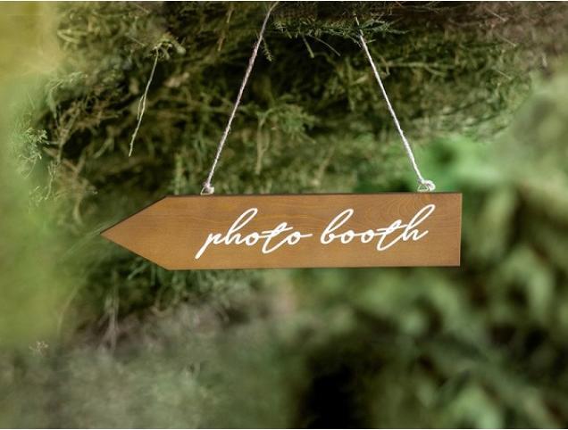 Produktbild Partydeco Partyaccessoire Holz Wegweiser Photo Booth Braun/Weiss