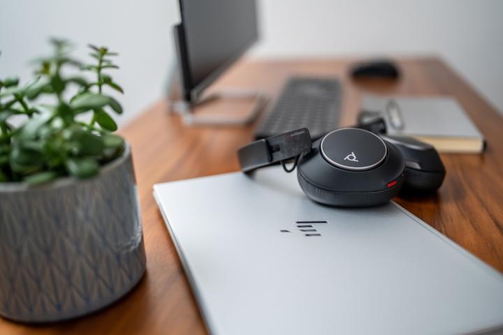 Produktbild Poly Voyager Surround 80 UC (Kabellos, Kabelgebunden, USB-C)
