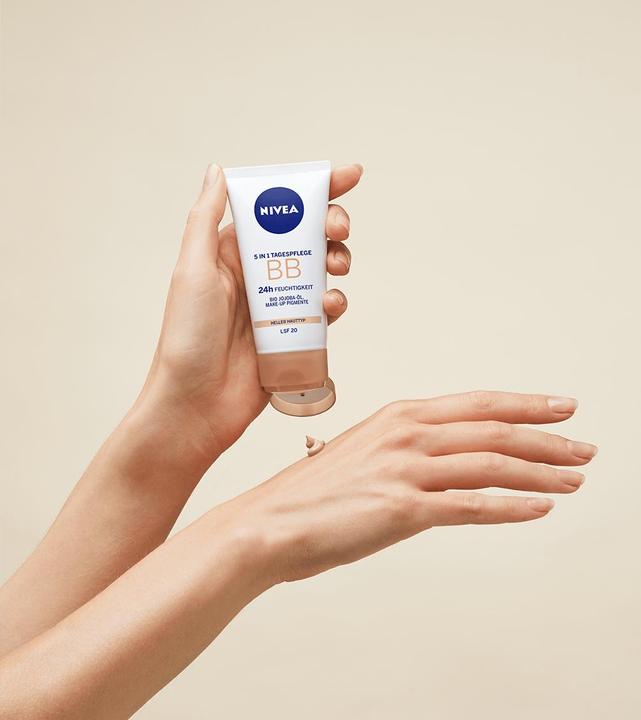 Productafbeelding NIVEA 24h 5 In 1 Dagcrème BB (Licht huidtype)