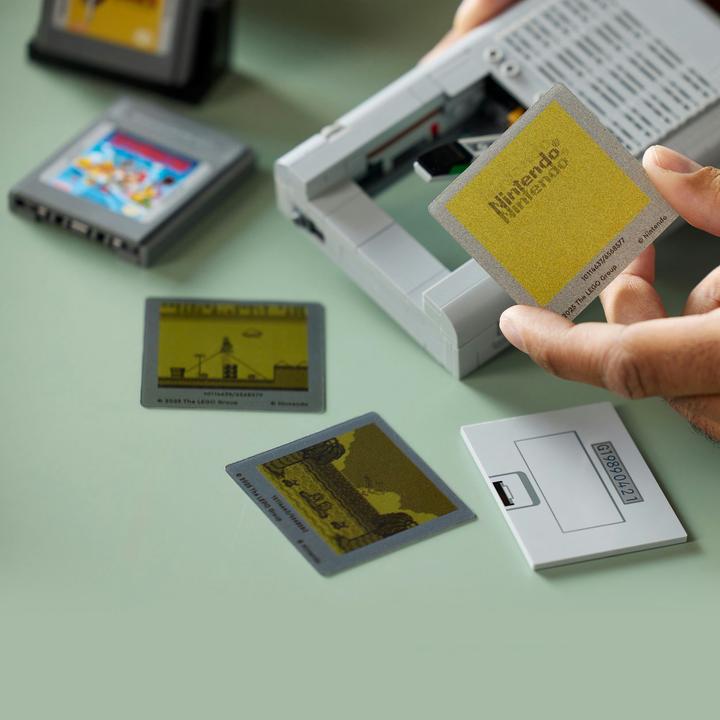 Actual product image LEGO Game Boy (72046, LEGO Super Mario)