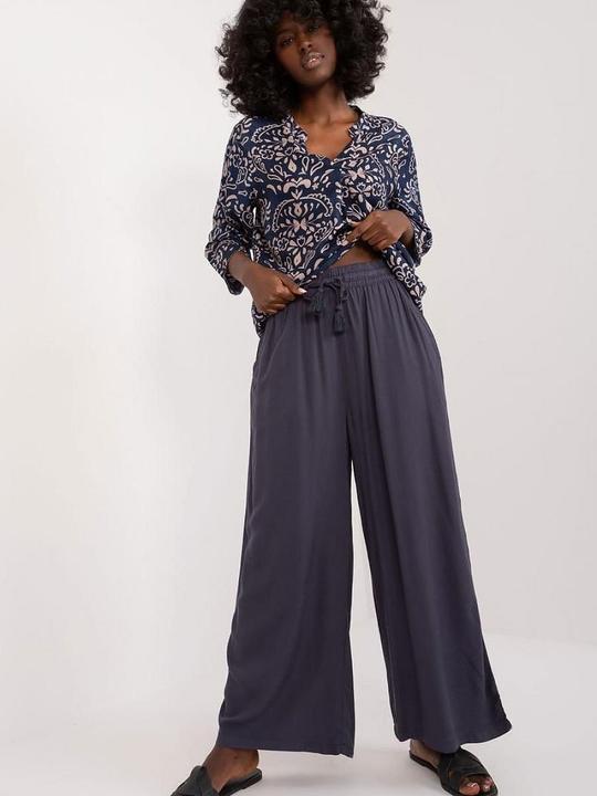 Sublevel Damen Hose model (XXL)
