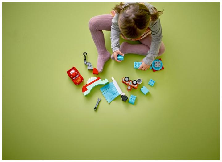 Produktbild LEGO Lightning McQueen und Mater in der Waschanlage (10996)