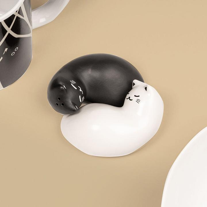 Produktbild Kikkerland - Purrfect Salt & Pepper Shakers - Black and White - 8.25 cm x 3.75 cm x 6.5 cm (Salz, Pfeffer)