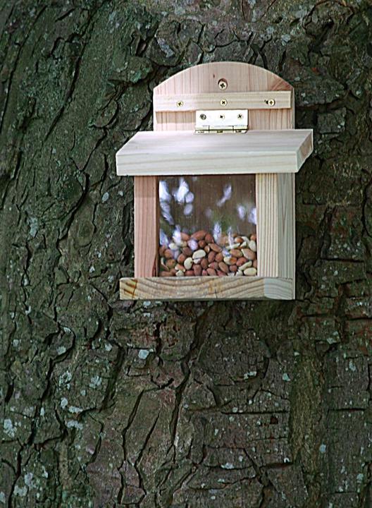 Produktbild Wildlife World Eichhörnchenfutterstation, 23 x 17 x 19 cm, FSC Mix