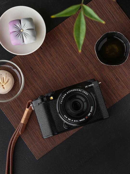Actual product image Fujifilm X-M5 + Fujinon XC 15-45mm F3.5-5.6 OIS PZ (15 - 45 mm, 26.10 Mpx, APS-C / DX)