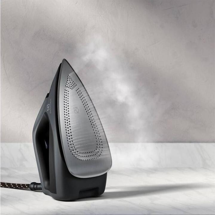 Actual product image Electrolux Refine 600 Ironing system E6ST1-8EG 2000 W, 1.2 L, Auto power off, Vertical steam function, Calc-cle (2000 W)