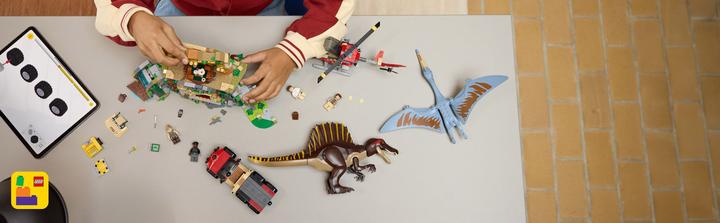 Actual product image LEGO Spinosaurier & Quetzalcoatlus: Hubschrauber-Einsatz (76976, LEGO DC)