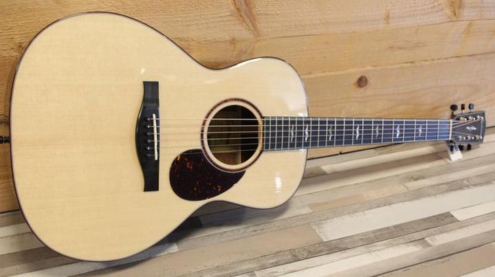 Eastman Guitars Eastman L-Ooss-Qs (Akustik Gitarre, Schlangenholz, AA -gestepptes Sapele hinten und Seiten)