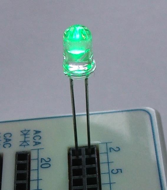 Immagine prodotto OEM LED verde super luminoso in un alloggiamento trasparente di 5 mm